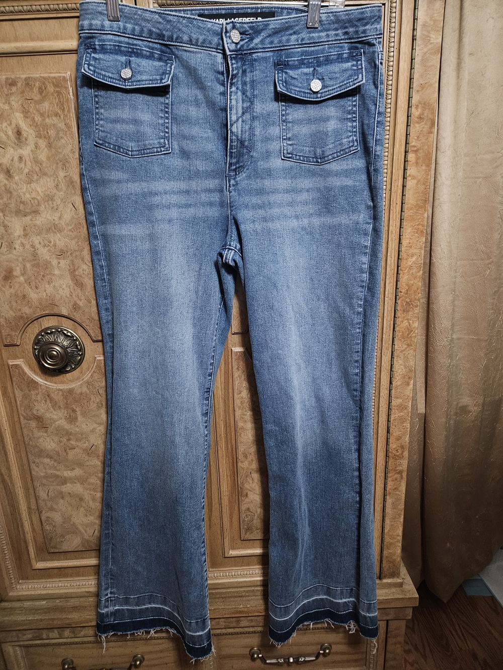 Women’s Blue Denim Jeans with Front Flap Pockets And Frayed Ombre Hem NWOT
